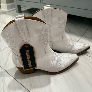 Dingo White Embroidered Heeled Boots